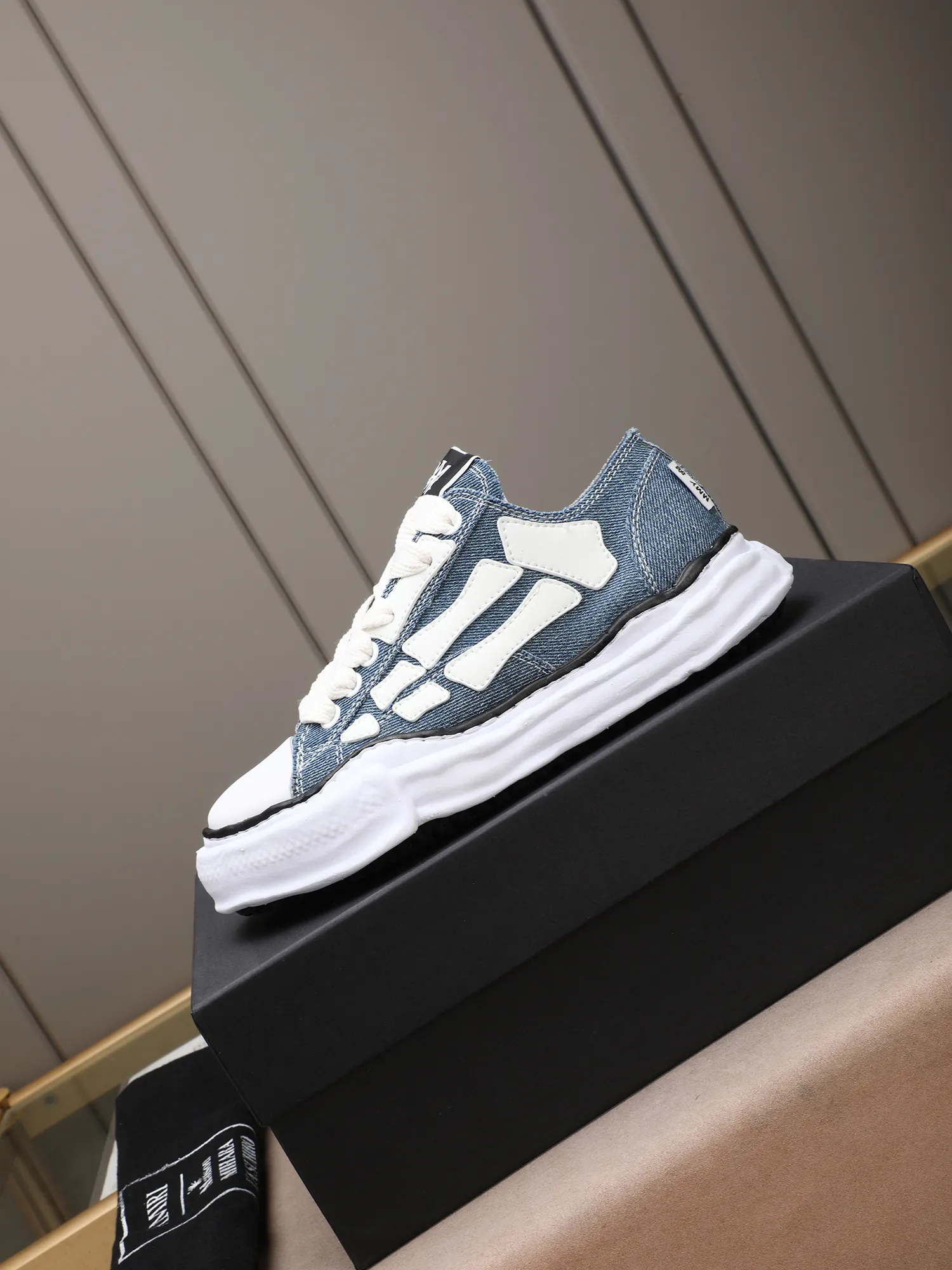 Men's shoes 💰520 AMIRI × Maison MIHARA YASUHIRO Bone Dissolving Shoes Brand Order Original Order Quality 🌈 AMIRIxMMY work together to launch joint shoes that cleverly integrate the classic designs of the two brands. The handmade clay mold soles and AMIRI's signature BONES leather embroidery details are a major feature of the shoes, showing unique craftsmanship and style 🚩 Material: upper original custom-made space Monica canvas! Lining: original technical cloth, outsole: original molded EVA foam bottom, code number: women's 35-39 (40, custom-made, non-refundable), men 39-44 (45, custom-made, non-refundable), full set of counter original packaging